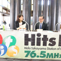 地元FM放送に東理事長出演　画像